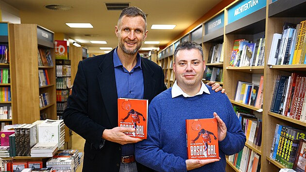 Novinář Petr Koten s Jiřím Zídkem na křtu nové publikace o NBA.