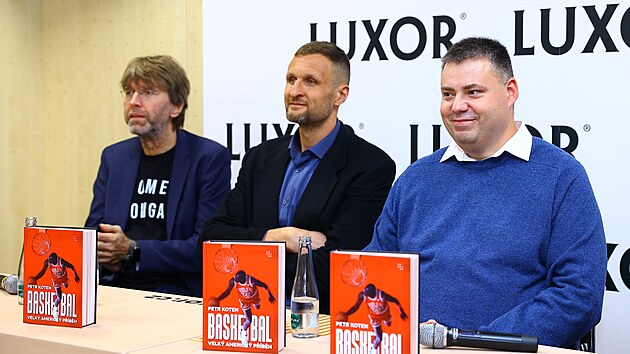 Novinář Petr Koten (vpravo) s Jiřím Zídkem (uprostřed) a Milošem Čermákem na křtu nové publikace o NBA.