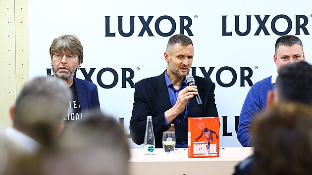 JIří Zídek (uprostřed) mluví o nové publikaci Petra Kotena.