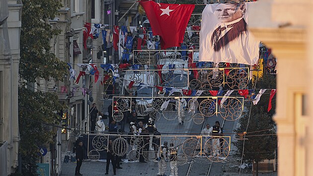 Tureck bezpenostn sloky vyetuj tok na td Istiklal v Istanbulu. (13. listopadu 2022)