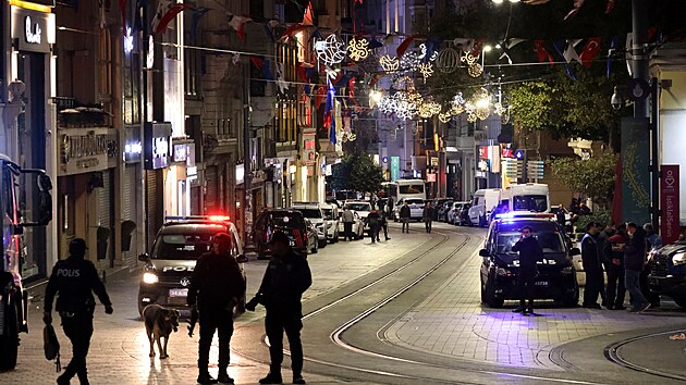 Tureck bezpenostn sloky vyetuj tok na td Istiklal v Istanbulu. (13. listopadu 2022)