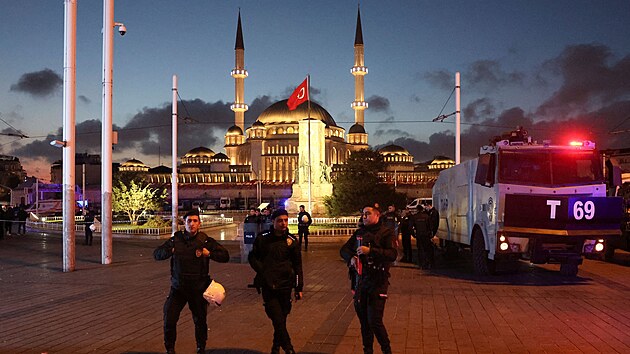 Tureck bezpenostn sloky vyetuj tok na td Istiklal v Istanbulu. (13. listopadu 2022)