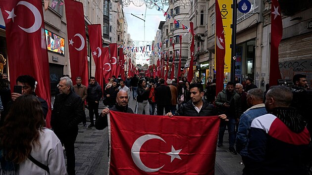 Istanbulskou Tdu nezvislosti neboli Istiklal Caddesi po toku, pi nm zemelo est lid, vyzdobily tureck vlajky. (14. listopadu 2022)