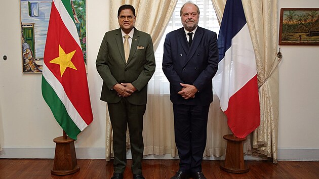 Prezident Surinamu Chandrikapersad Chan Santokhi (vlevo) a francouzsk ministr spravedlnosti ric Dupond-Moretti (30. z 2022)