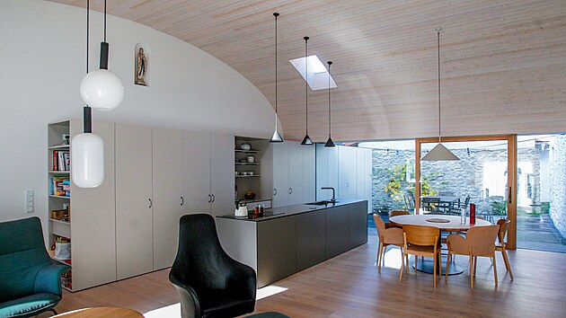 Auto�i z Atelieru 111 architekti si vytvo�ili sv�j vlastn� domov propojen�m dvou sousedn�ch dom� ur�en�ch k rekonstrukci spojen�ch p�es dvorky s domem t�et�m.