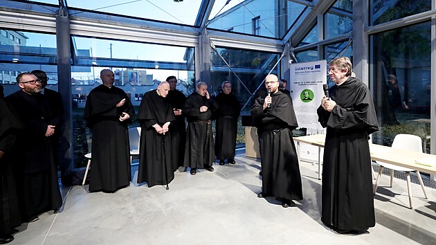 V zahradě augustiniánského kláštera na Starém
Brně zástupci opatství, Brna i kraje slavnostně otevřeli obnovený Mendelův skleník.