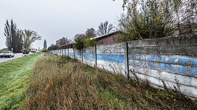 Bývalý areál ČKD v Plotištích na okraji Hradce Králové léta chátral.