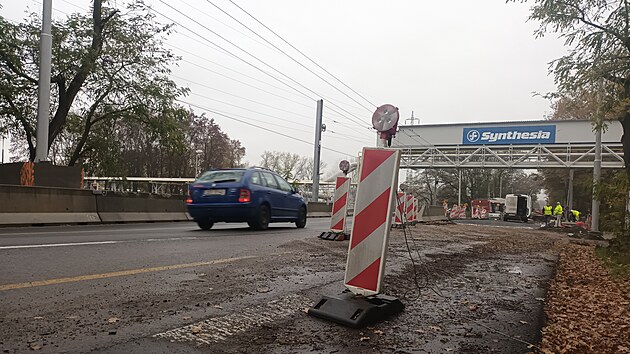 Dělníci dokončují rekonstrukci mostu na silnici I/36 v Semtíně.