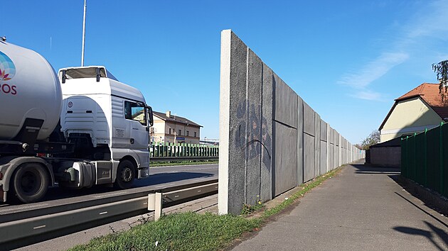 Stávající protihluková stěna se u rosického nádraží podél silnice I/37 táhne v délce 600 metrů.
