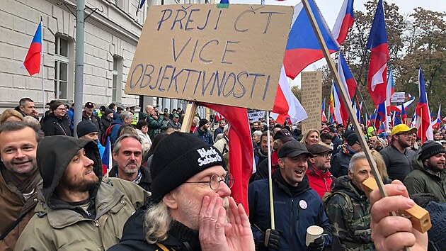 Demonstranti nyn m k esk televizi. Lid, kte podaj protesty esko na 1. mst, chtj vystoupit v pmm penosu. (17. listopadu 2022)