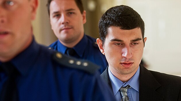 Mu� dvou tvá�í. U soudu p�sobí dvojnásobný brutální vrah Zbyn�k Prokop ti�e a...