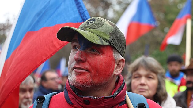 Lid se schz ped protestnm prvodem k budov esk televize. Svolavatelem je Ladislav Vrabel. (17. listopadu 2022)