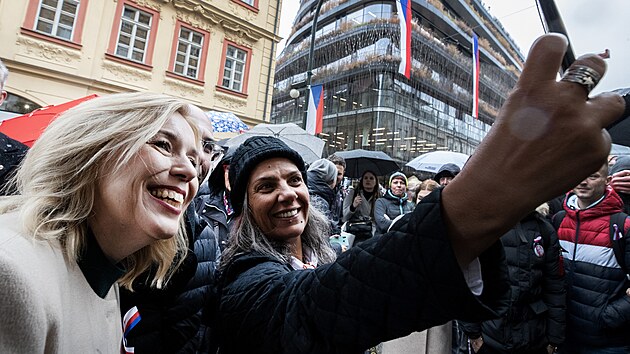 Podporovatelka kandidtky na prezidentku Danue Nerudov si fot spolen selfie. (17. listopadu 2022)