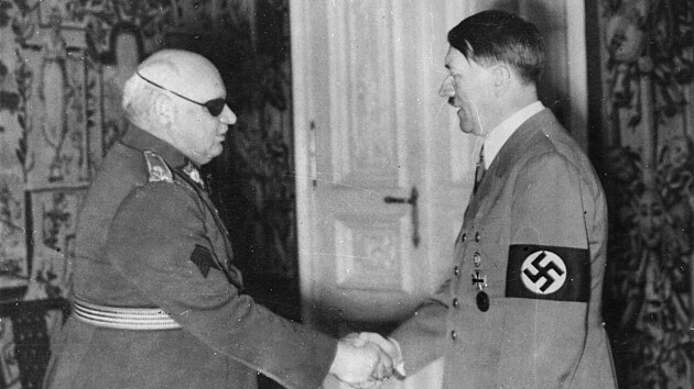 Osudn stisk. Syrovho potesen ruky s Hitlerem v roce 1939.