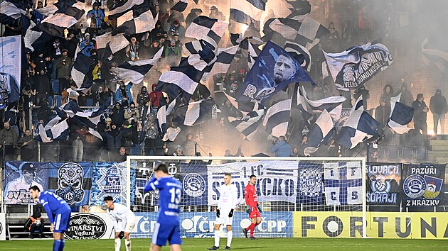 Fotbalist Slovcka (v blm) potili svoje fanouky postupem do tvrtfinle...