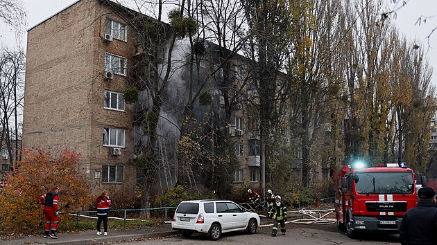 Zásah hasičů v Kyjevě po ruském útoku. (15. listopadu 2022)