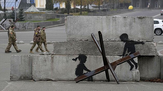 V Kyjevě se objevila grafika dětí, které využili protitankového "ježka" jako houpačku. Dílo bývá připisované umělci Banksymu, původ však není jasný.