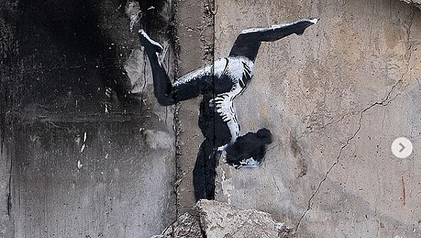 Britsk umlec Banksy odhalil sv nejnovj dlo, nstnnou malbu ukrajinsk gymnastky na budov ponien ruskm ostelovnm bhem vlky proti Ukrajin.