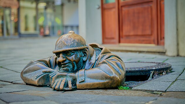 Jedna z nejoblíbenějších soch v centru Bratislavy. Slavný Čumil dostal své jméno kvůli tomu, že údajně rád kouká ženám pod sukně. Pro jeho smůlu však v dnešní době nosí převážná část dam kalhoty, jak podotýká průvodce.
