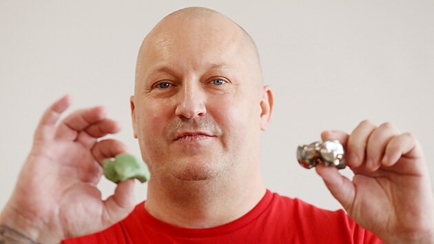 Devětačtyřicetiletý motorkář Josef Ondráček ukazuje model i samotný implantát vytištěný na 3D tiskárně.