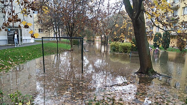 Vodovod praskl na Pražském sídlišti v Budějovicích. Pod vodou zůstala i část parku.