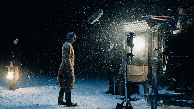 Mads Mikkelsen to�il ned�vno v Jarom��ic�ch sc�nu, ve kter� vyhodil slu�ku z okna.