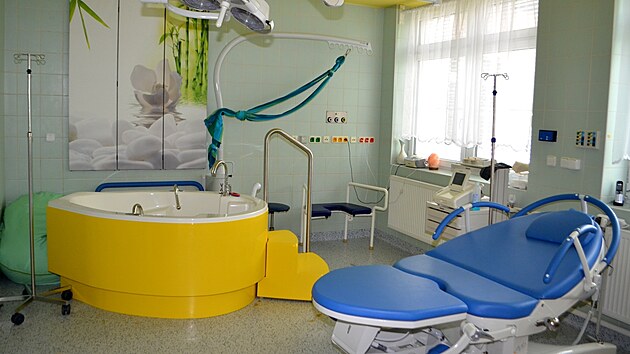 Porodnice s vanou v Krnovsk� nemocnici.