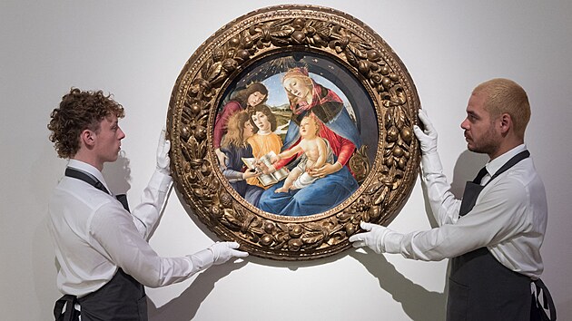 Umělečtí pracovníci drží obraz s názvem „Madonna z Magnificat“ od italského renesančního malíře Sandro Botticelliho. (14. října 2022)