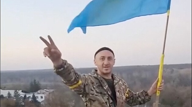 Ukrajint vojci z 28. brigdy postupuj smrem k Chersonu. (10. listopadu 2022)