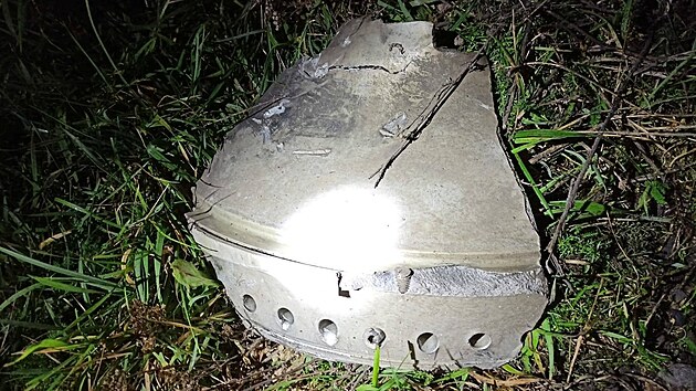 Trosky rakety, která dopadla 15. listopadu na polskou obec Przewodów. (16. listopadu 2022)