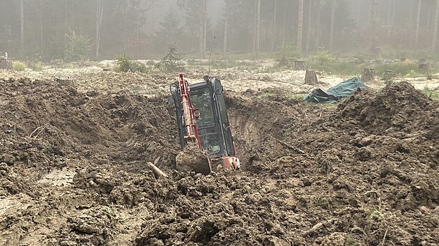 Neleg�ln� hleda� vltav�n� uv�zl s bagrem v bahn� na Bor�ovsku.