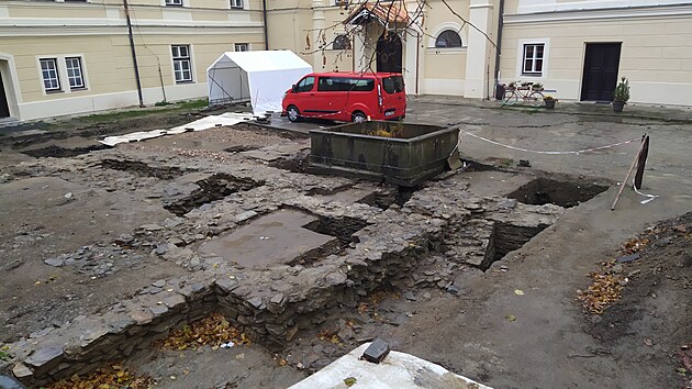 Nádvoří zámek v Radeníně na Táborsku zkoumají archeologové.