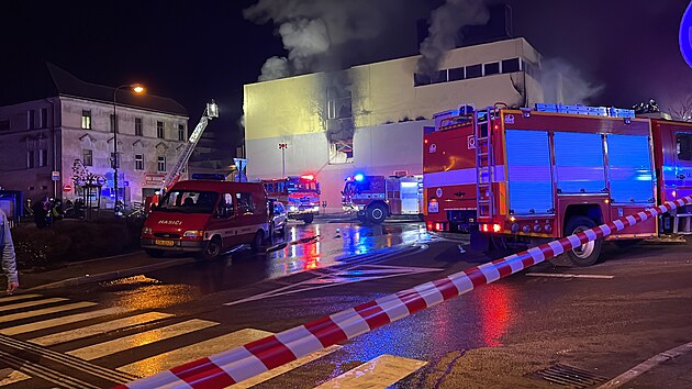 Hasiči likvidovali požár v obchodě v centru Benešova. (14. listopadu 2022)