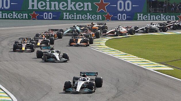 George Russell z Mercedesu v ele startovnho pole Velk ceny Brazlie F1.