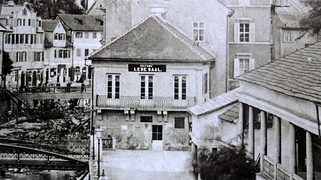 ��t�rna, p�vodn� m�sto, kde st�l horn� M�stsk� ml�n. N�kter�mi badateli byl naz�v�n Becherovsk� ml�n. Po str�en� ml�nsk�ho kola byl n�hon zasyp�n a na nav�ce postaven men�� d�m nazvan� Lesesaal (��t�rna). Vpravo na sn�mku je p�edch�dce Ml�nsk� kolon�dy, tzv. Dup�rna.