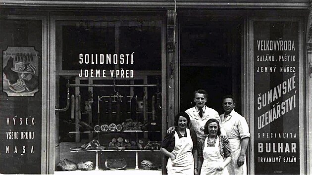 Foto z rodinn�ho alba karlovarsk�ch �ezn�k� Rub�n�. Na Masary�ce vedli po v�lce vyhl�en� �umavsk� �eznictv� a uzen��stv�.