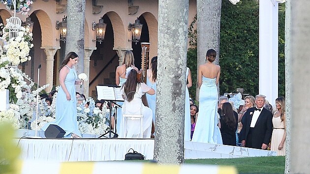 Svatba Tiffany Trumpov. Vpravo jej otec Donald Trump se svou souasnou manelkou Melani (Florida, 12. listopadu 2022)