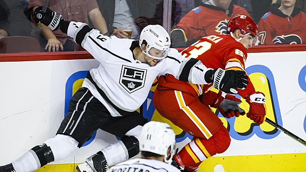 Adrian Kempe (vlevo) z Los Angeles Kings a Adam Ruika z Calgary Flames bojuj...