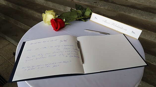 Bhem poslednho rozlouen s Mari Poledkovou byla k dispozici kondolenn kniha (15. listopadu 2022).