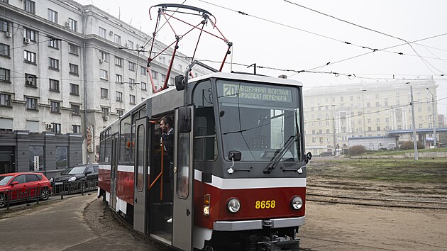V Charkov zahjila provoz prvn z tramvaj, kter mstu daroval prask dopravn podnik. (10. listopadu 2022)