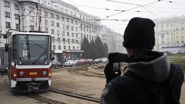 V Charkov zahjila provoz prvn z tramvaj, kter mstu daroval prask dopravn podnik. (10. listopadu 2022)