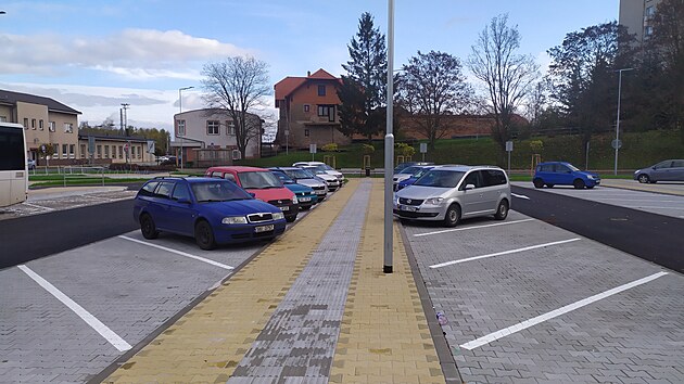 V Chlumci nad Cidlinou slou nov dopravn terminl pro autobusy a parkujc auta. (5. 11. 2022)