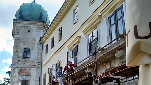 Restaurátoři obnovili štukovou výzdobu ve slepých arkádách zámku v Dolním Adršpachu.