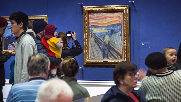 Policie zadrela ti aktivisty z organizace Stop tb ropy, kte se pokusili pilepit k Munchov obrazu Vkik v muzeu v Oslu. (13. ledna 2019)