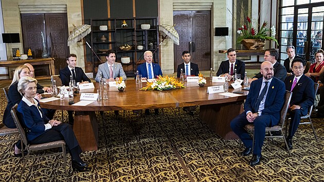 Americk prezident Joe Biden na zasedn len G7 a ldr NATO v Indonsii (16. listopadu 2022)