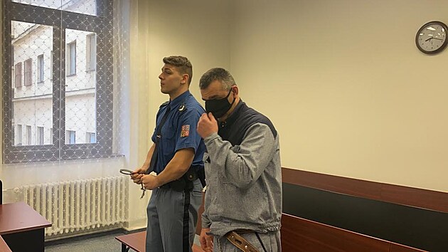 Tibor Seman u Krajského soudu v Plzni. Muž utekl z nestřeženého vězeňského pracoviště a pak podle spisu záměrně najel autem do policejního vozidla, které ho pronásledovalo.