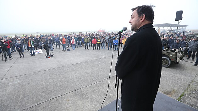 Protest na letitn ploe proti zamlen stavb gigafactory a zruen letit v Lnch u Plzn. K protestujcm hovo starosta Doban Martin Sobotka. (15. listopadu 2022)