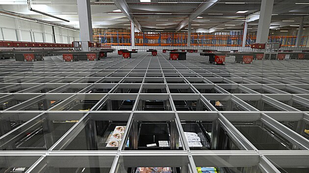 een AutoStore zahrnuje 44 tisc zsobnk, 265 robot AutoStore R5 a 50 portu pro pjem a vychystvn zbo. een je navreno pro vyexpedovn a tisc objednvek za hodinu.(9. listopadu 2022)