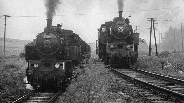 Parn lokomotivy 433.058 a 433.0xx za stanic Chornice. Tra vlevo vede do Skalice nad Svitavou, tra vpravo do Prostjova.