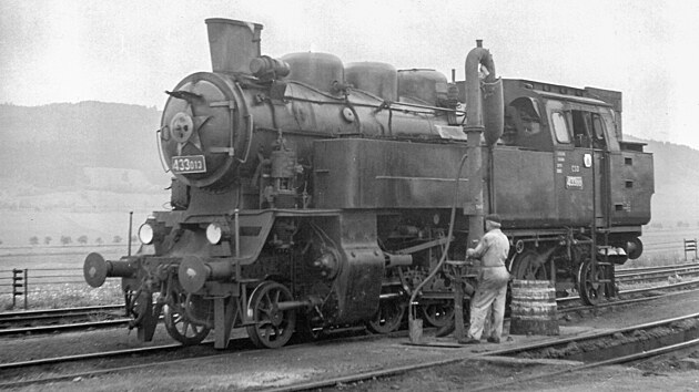 Parn lokomotiva 433.013 pi zbrojen vodou ve stanici Chornice